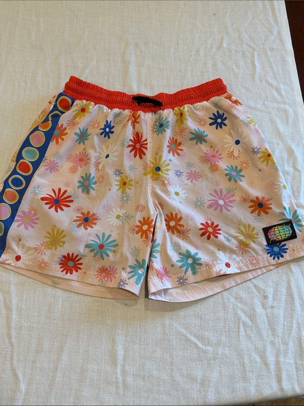 T0207107 Slunks Floral-Bama men's shorts feature a colorful daisy pattern SZ L